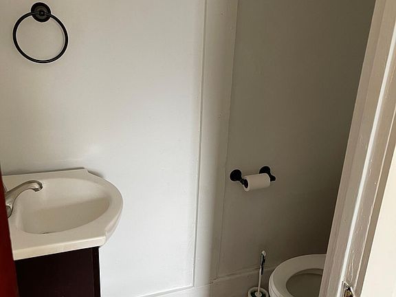 1st Floor 1/2 bathroom