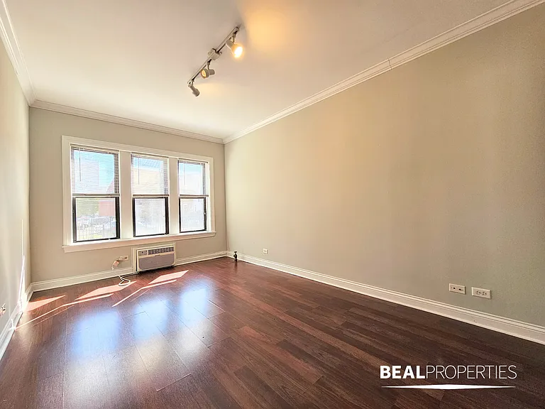 740-50 West Addison Street — Photo 22