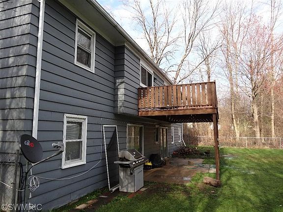 3rd image of 1372 Blossom St SE