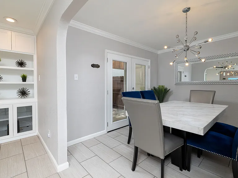 Dining area between living room and kitchen that seats 6.