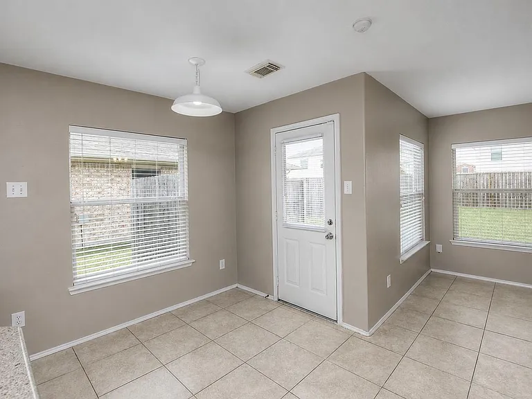 4711 Buescher Ct — Photo 5