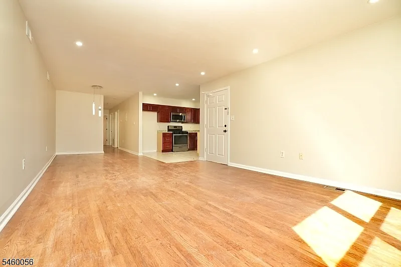 3 bed, 2.0 bath, $2,500 — Photo 4