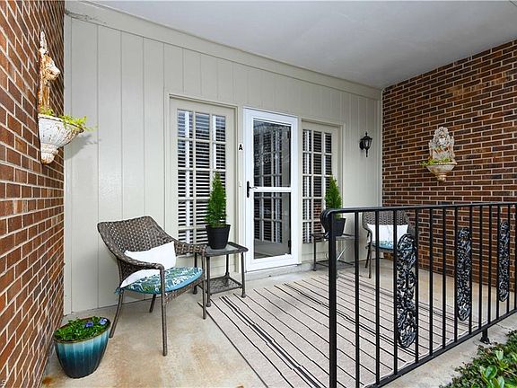 3rd image of 4 Fountain Manor Dr Unit A