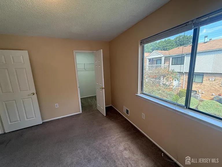 1502 Edison Glen Ter — Photo 13