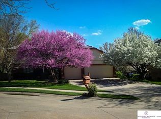 16215 Oak Cir, Omaha, NE 68130