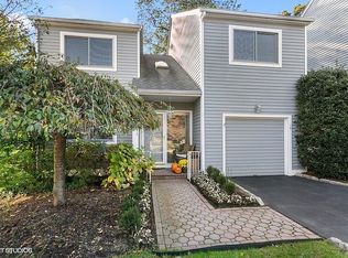 15 Greens Way, New Rochelle, NY 10805