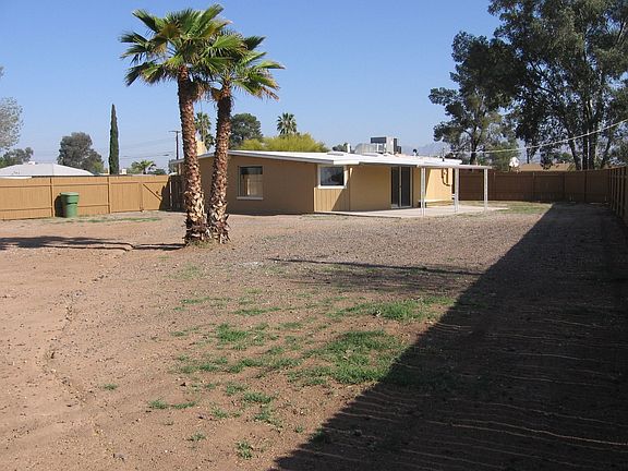 Enormous back yard on 13,400 sq ft lot!