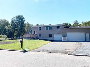 72 Fireside Ln, East Setauket, NY 11733