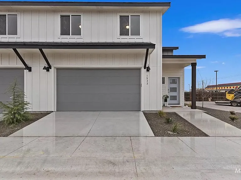 1533 N Pineview Ln — Photo 1