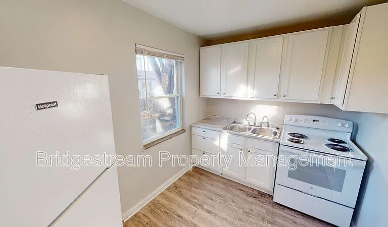 350 Wallace Dr — Photo 3