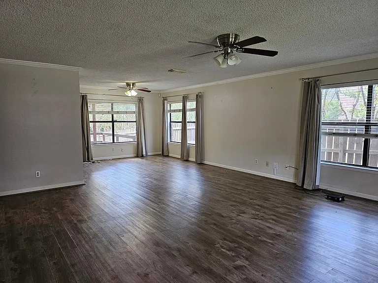 Large livingroom looking in to the dining area