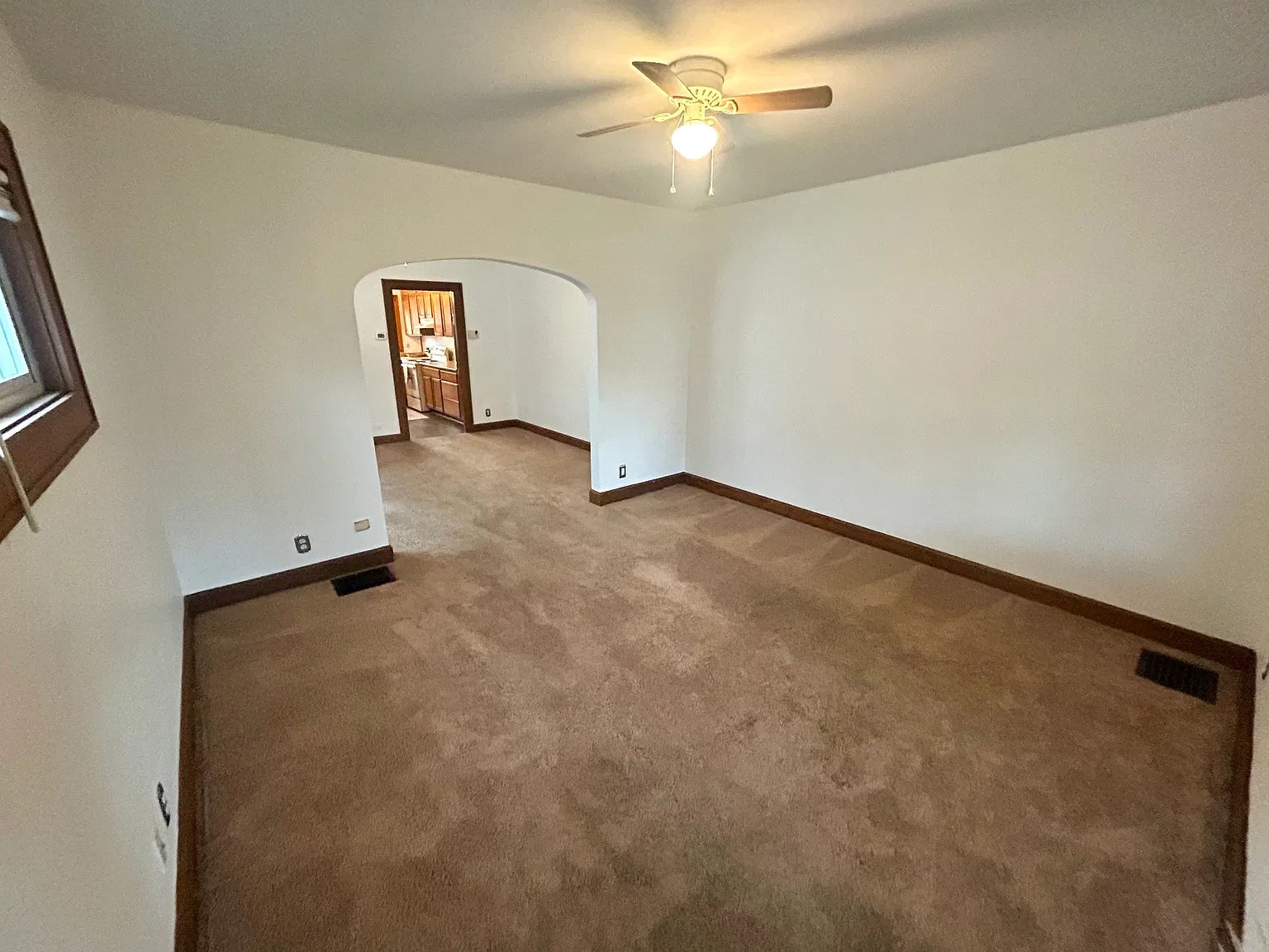 3 bed, 1.5 bath, 1200 sqft, $1,600 — Photo 4