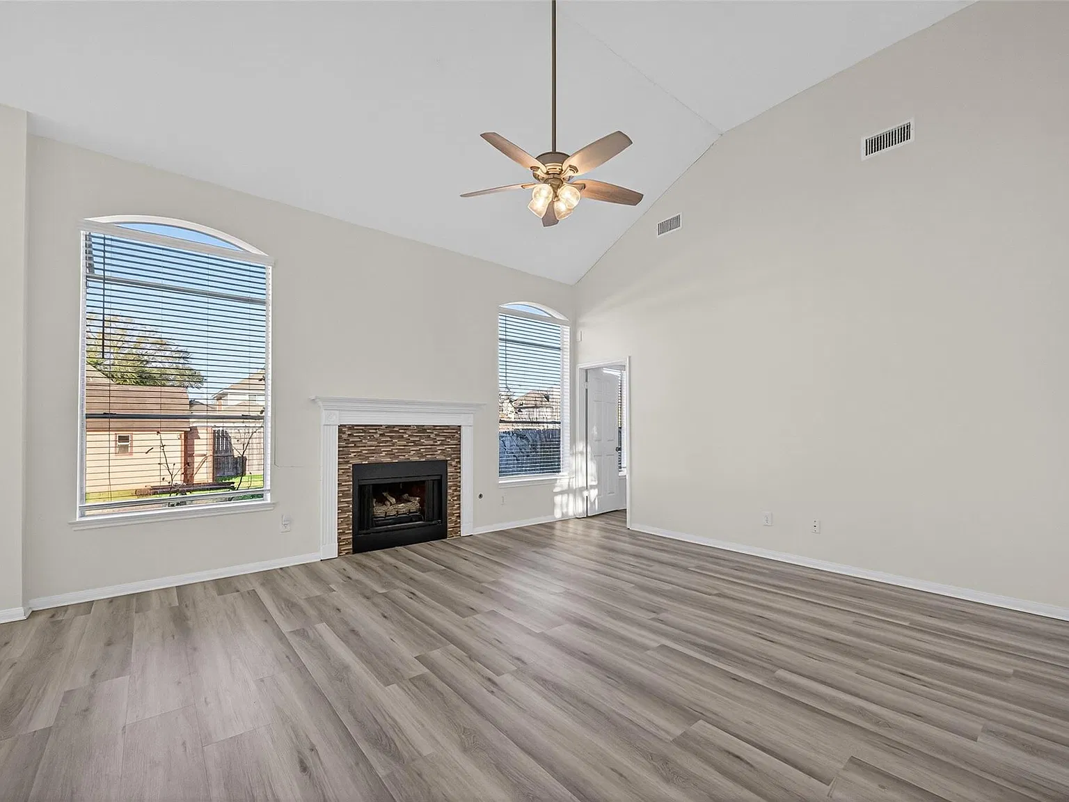 4 bed, 2.5 bath, 2211 sqft, $2,525 — Photo 3