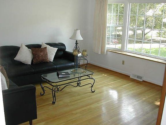 LARGE LIVING ROOM