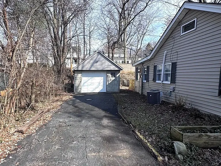 1563 Maplegrove Rd — Photo 13