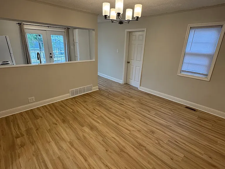 1315 N Iowa Ave — Photo 4