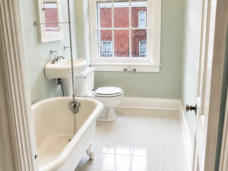 216 W Madison St #2R — Photo 8