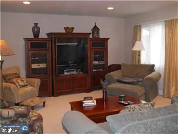 9 Lexington Ct — Photo 2