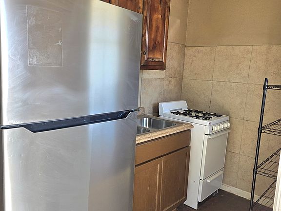 2nd image of 901 11th St #3