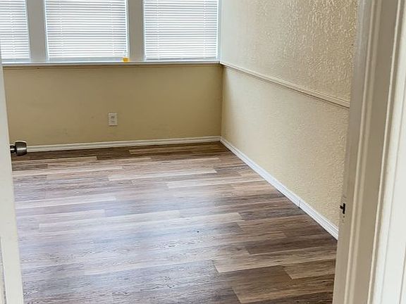 3rd image of 828 16th Ave S