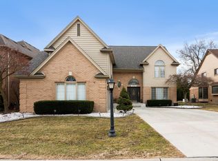 18770 River Pointe Dr, Clinton Township, MI 48038