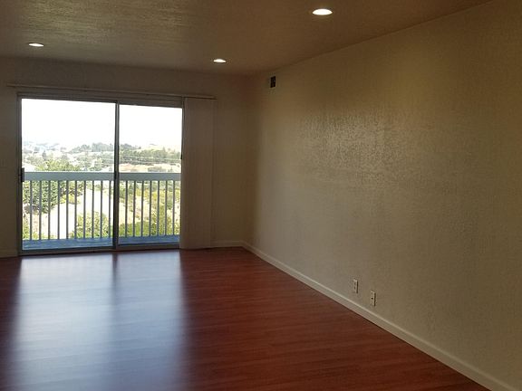 2nd image of 1983 Ascot Dr APT 6