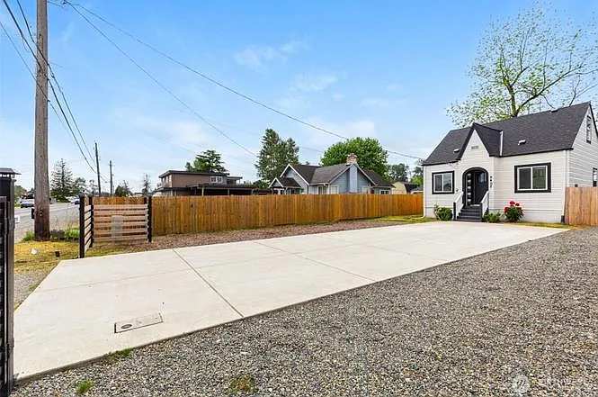 9402 Portland Ave E — Photo 16