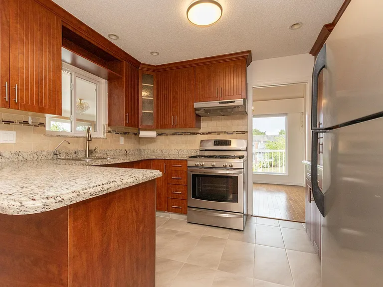 10620 Seaham Cres — Photo 9