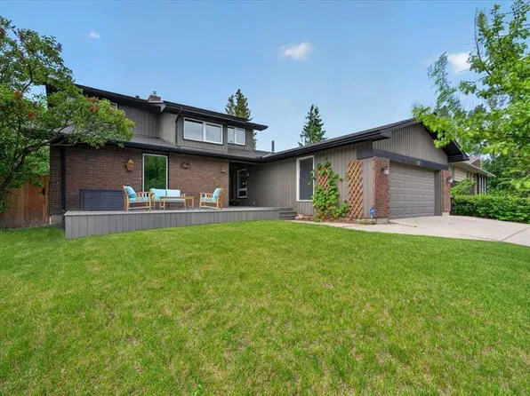 127 E Pump Hill Cres SW, Calgary, AB T2V 4L9