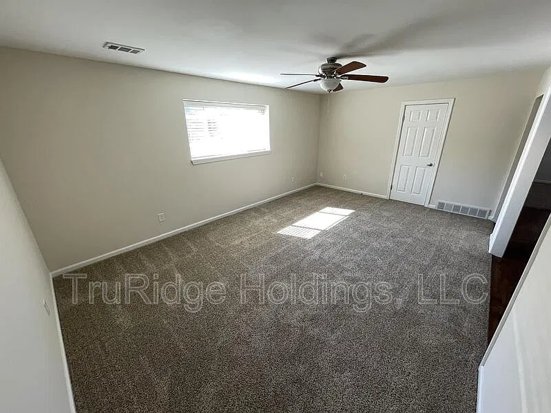 2 bed, 1.0 bath, 924 sqft, $1,295 — Photo 3