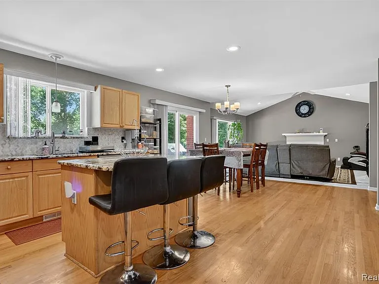 2825 Long Meadow Ln — Photo 7
