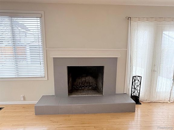 5th image of 2056 Columbia Rd