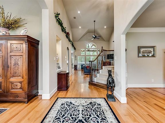 Soaring ceilings decor paint, and wood floors greet you and your guests in this fabulous Foyer!