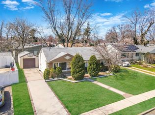 956 Lynn Dr, Valley Stream, NY 11580