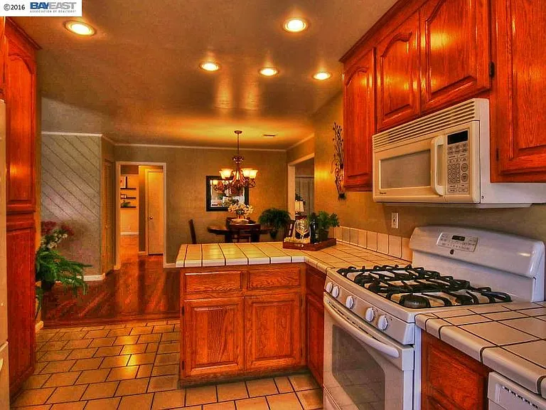 22215 Cameron St — Photo 4