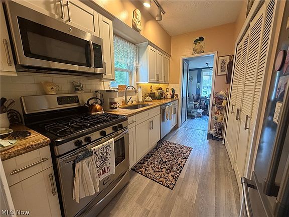 2nd image of 1088 Beachview Rd