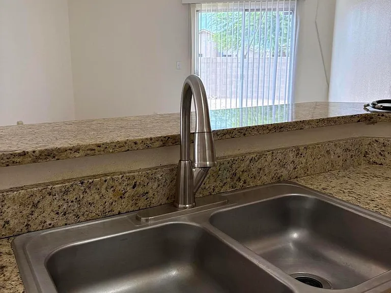 1653 E Saint Apollonia St — Photo 10