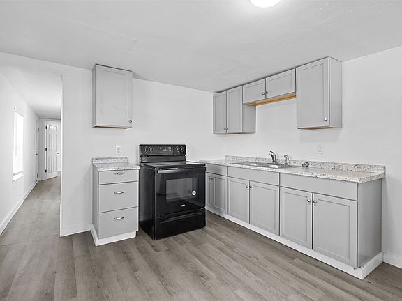 3rd image of 2715 Woodlawn Blvd #16