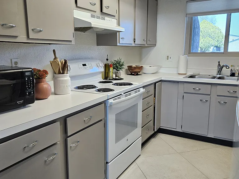 3453 N Richland Dr — Photo 2