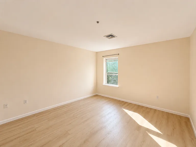 30 Franklin St #309 — Photo 7