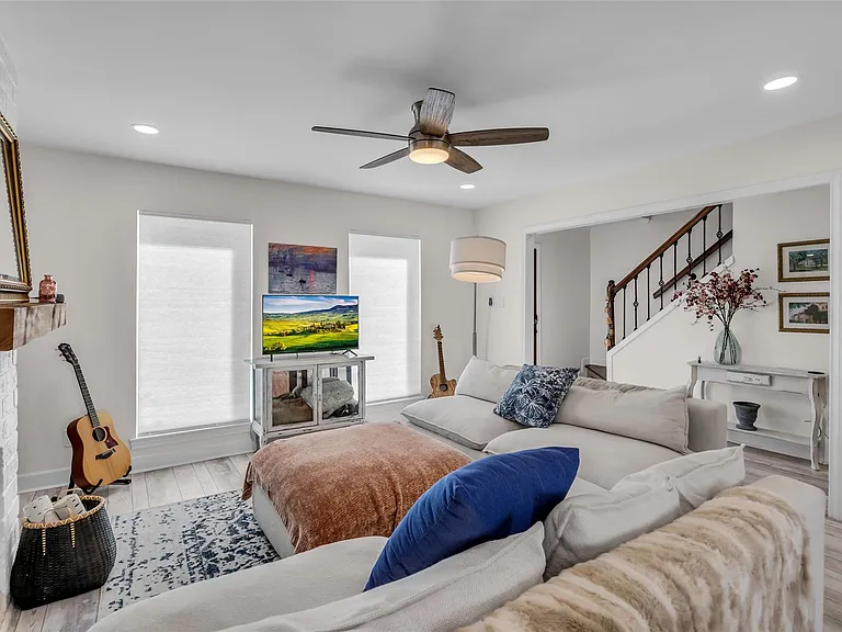 1223 Saxony Ln — Photo 6