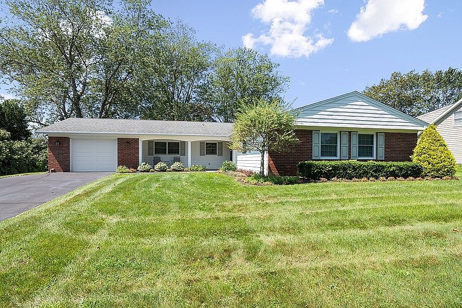1st image of 6 Belwyn Ln