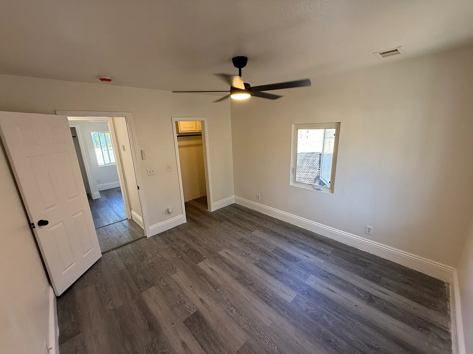 3 bed, 1000 sqft, $2,100 — Photo 2