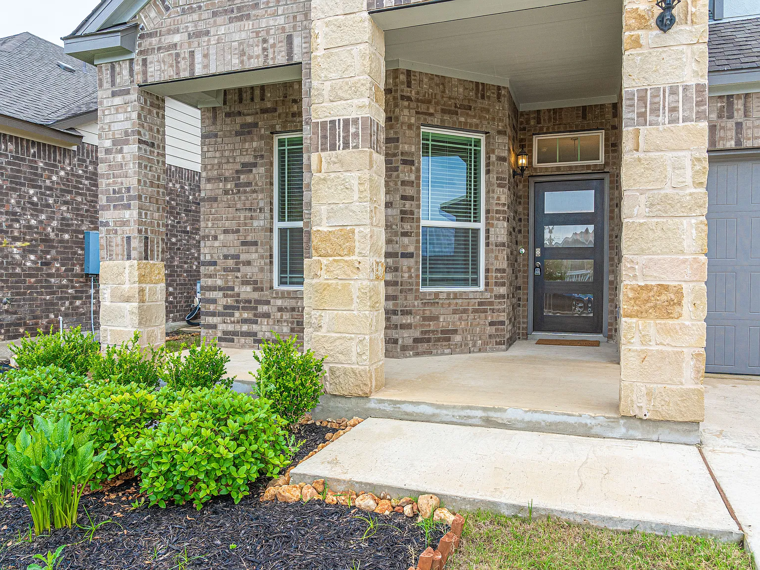4 bed, 2409 sqft, $4,700 — Photo 2