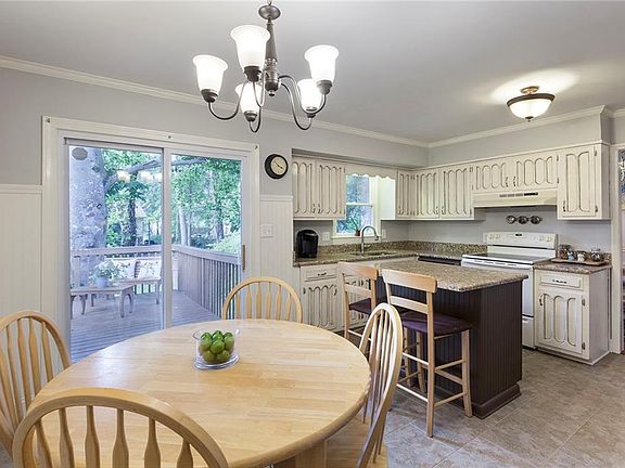 4th image of 780 Foxcroft Trl SE