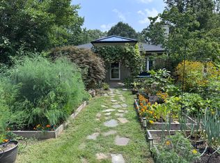 6613 Oak Dr, Alexandria, VA 22306
