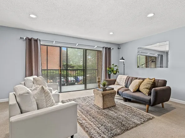 3 Summit Dr APT 21, Reading, MA 01867