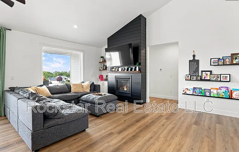 4 bed, 2.5 bath, 2897 sqft, $3,000 — Photo 4