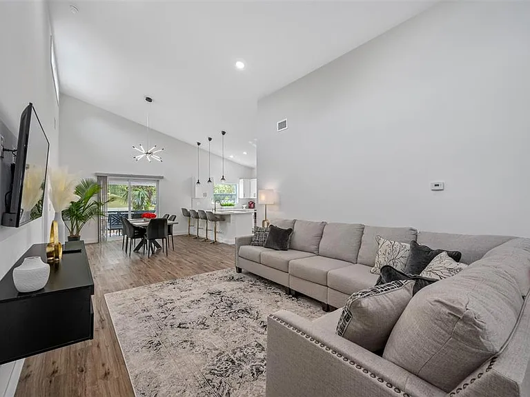 3717 E Clifton St — Photo 4