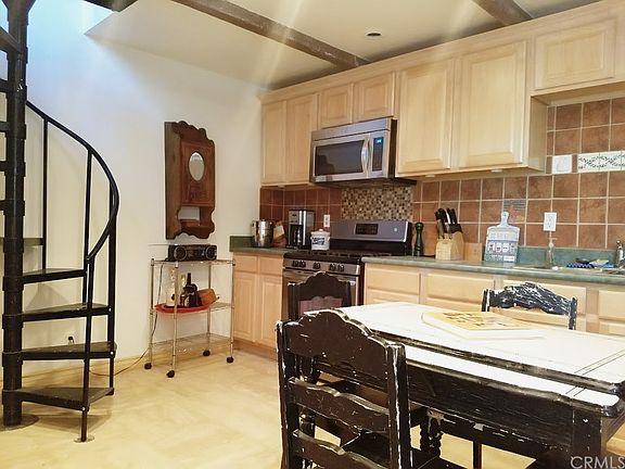 4th image of 550 Dover Ct